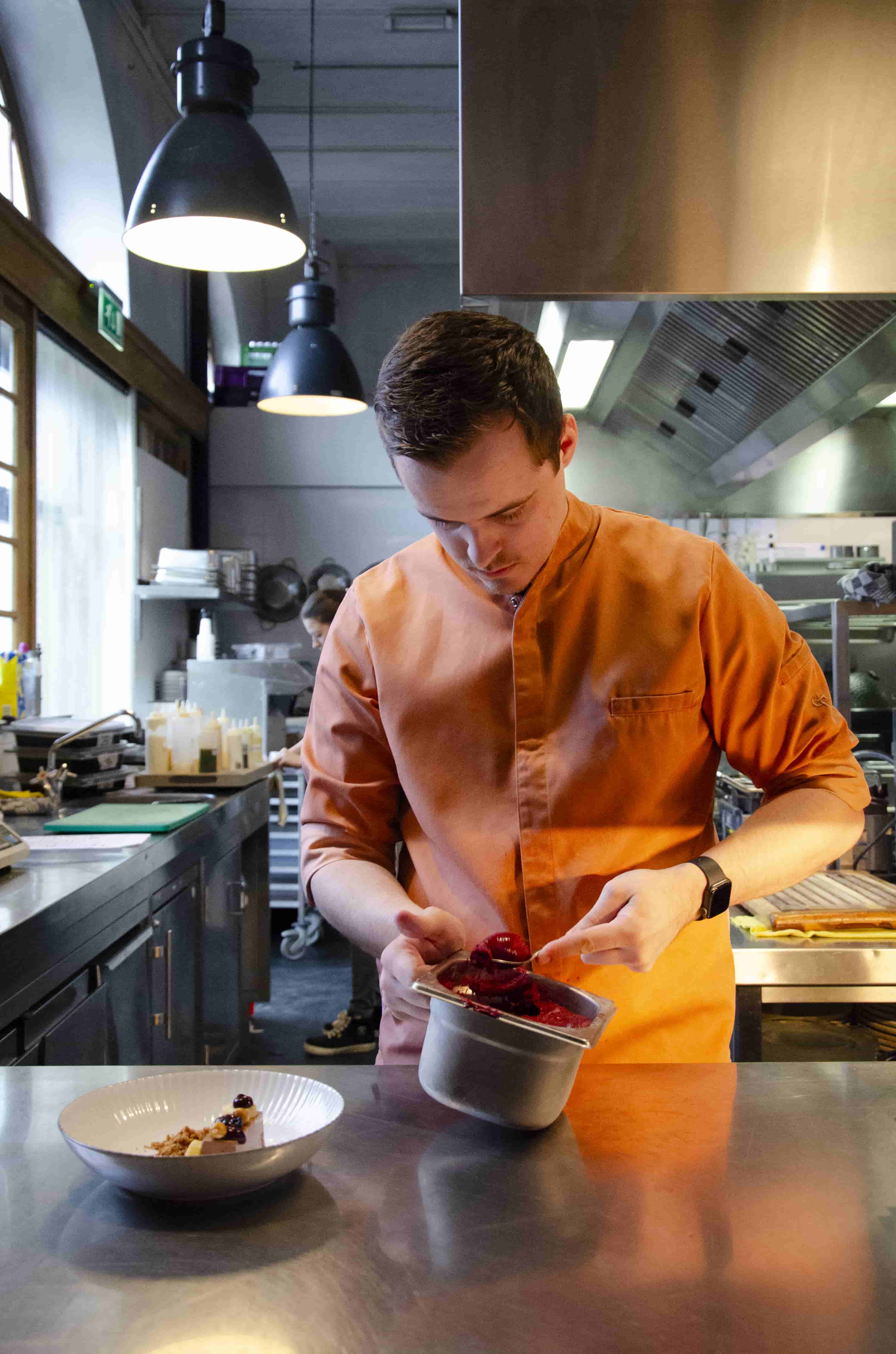 Chef in een Wastewear shirt in Woad Blue